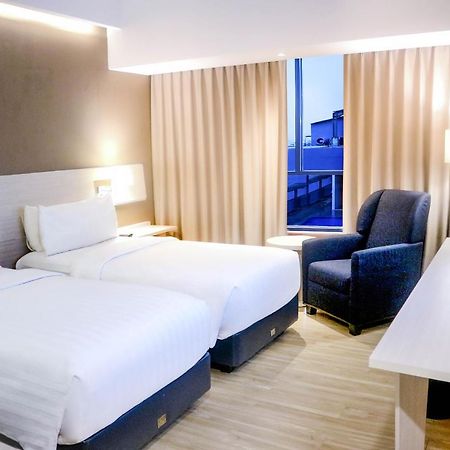 Hotel Harper Palembang By Aston Exterior foto