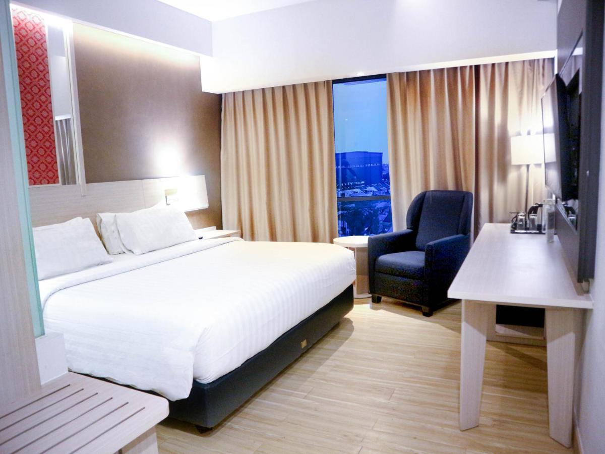 Hotel Harper Palembang By Aston Exterior foto