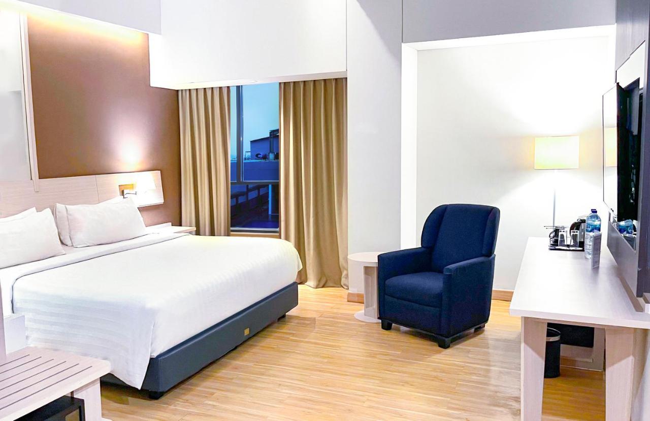 Hotel Harper Palembang By Aston Exterior foto