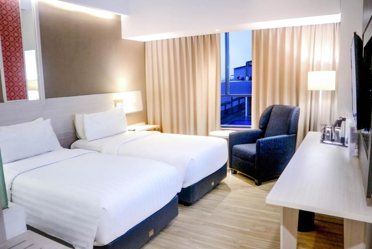 Hotel Harper Palembang By Aston Exterior foto