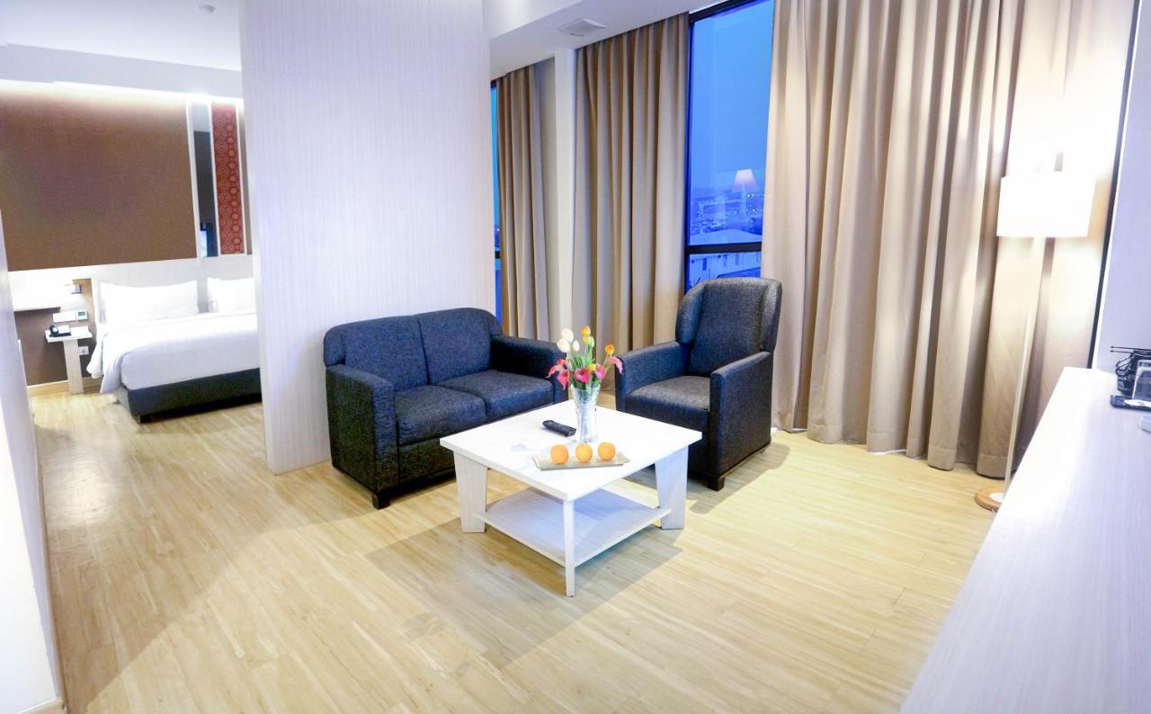 Hotel Harper Palembang By Aston Exterior foto