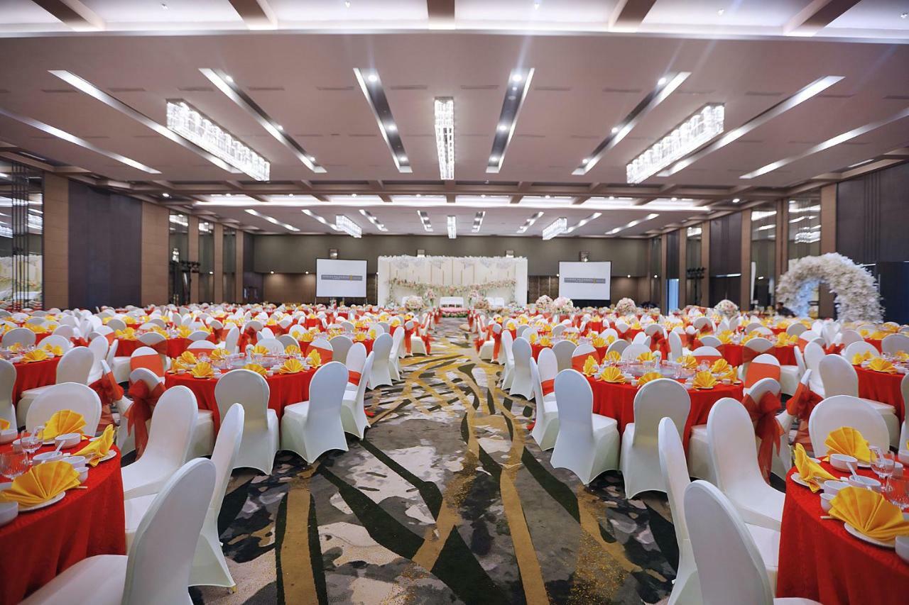 Hotel Harper Palembang By Aston Exterior foto